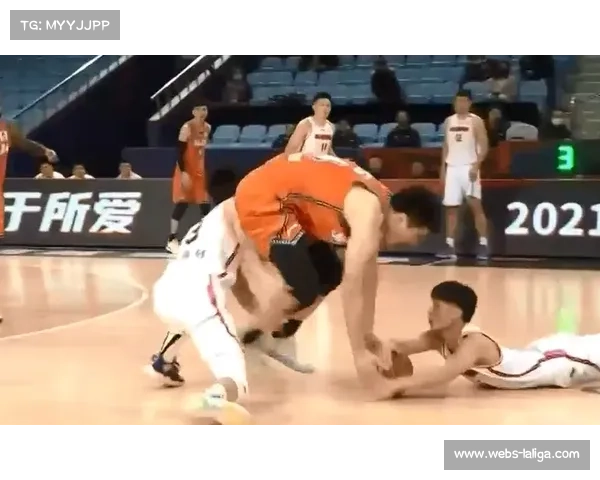 散打冠军潘乐杰抱腿摔技法解析 爆发力成制胜关键