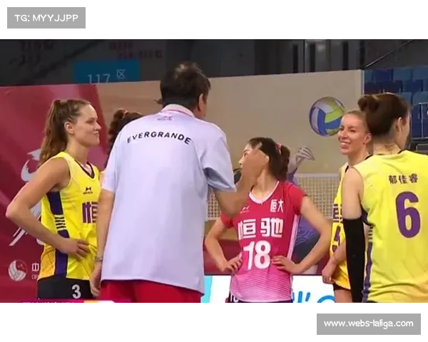 哈特替补席上演“不看人传娃”给队友罗宾逊