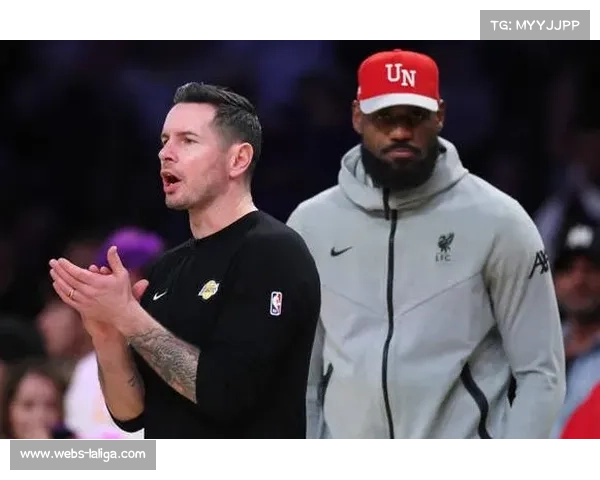 詹姆斯最后一攻询问雷迪克是否暂停，后者示意直接打